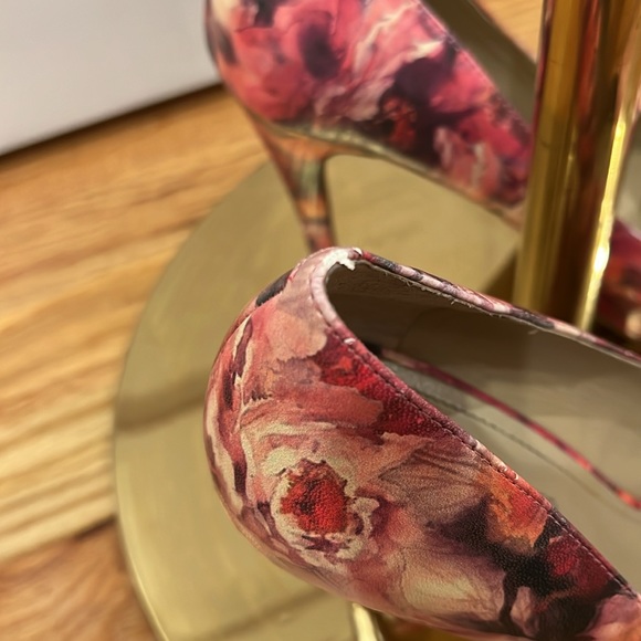 BCBG Floral Pumps - Picture 5 of 7